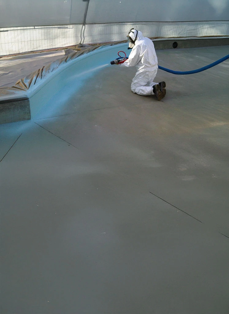 Havuz ve su parkı yüzeylerinde kaymaz, renkli son kat seçenekleri