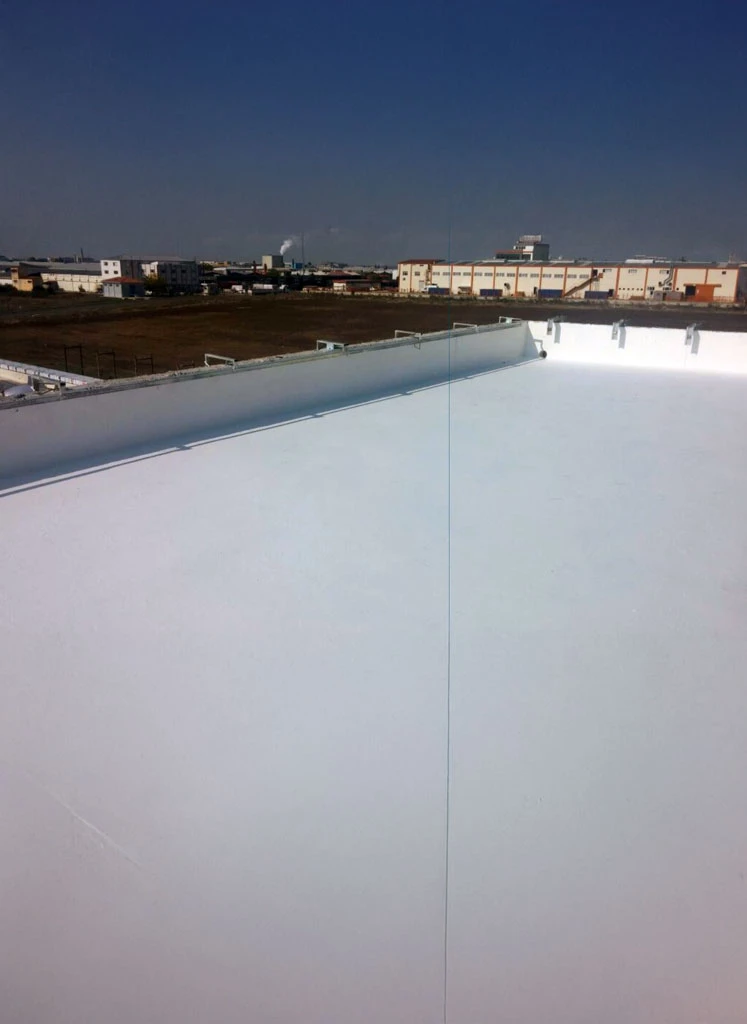 Lojistik teraslarda kaymaz ve UV dayanımlı son kat uygulaması